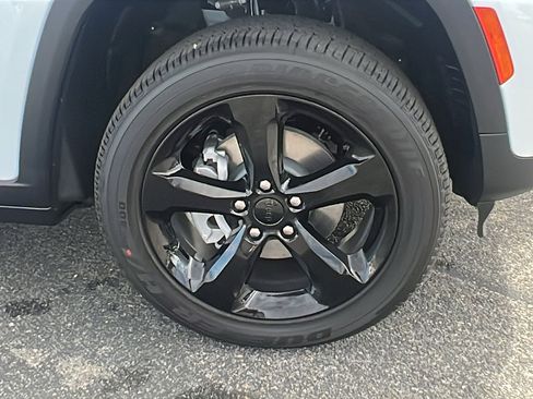 New 2025 Jeep Grand Cherokee Altitude image 9