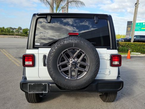 Used 2025 Jeep Wrangler Sport image 6