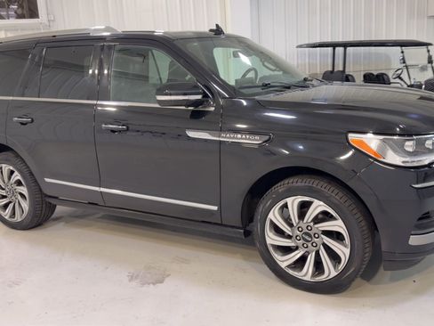 Used 2023 Lincoln Navigator Reserve AWD/4WD image 3