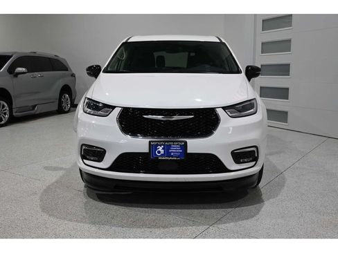 Used 2024 Chrysler Pacifica Touring-L FWD image 3