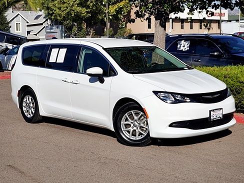 Used 2022 Chrysler Voyager LX image 3