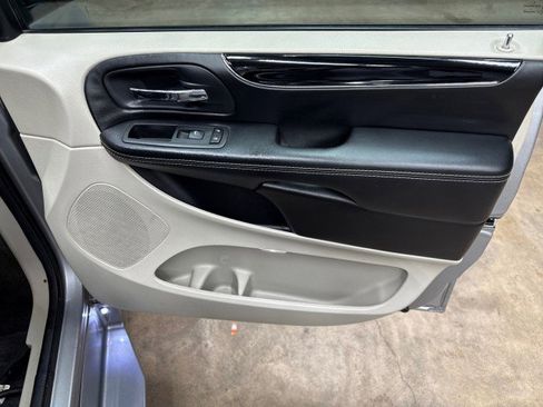 Used 2017 Dodge Grand Caravan SXT w/ Rear Park Assist Package FWD image 23