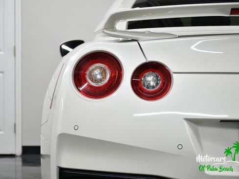 Used 2021 Nissan GT-R Premium image 8