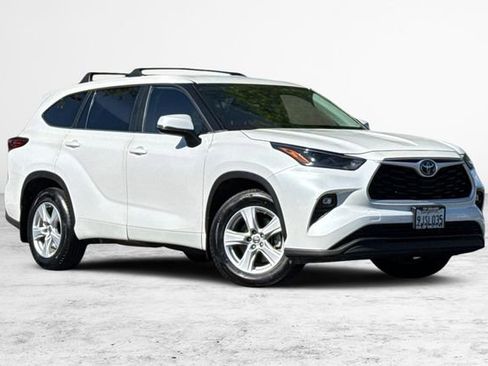 Used 2023 Toyota Highlander LE image 2