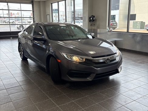 Used 2018 Honda Civic EX image 2