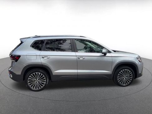 Used 2025 Volkswagen Taos SE FWD image 13