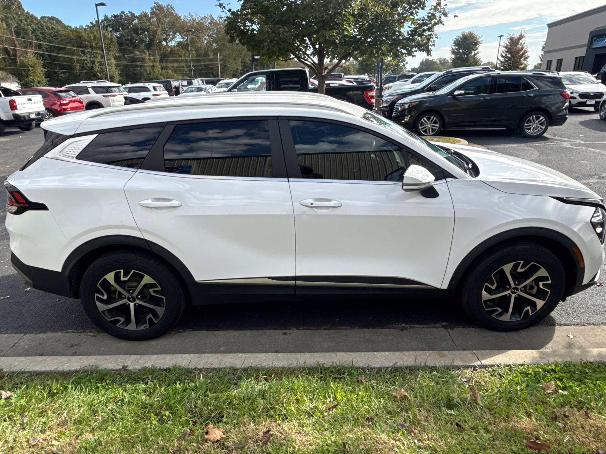 Used 2023 Kia Sportage EX AWD/4WD image 4