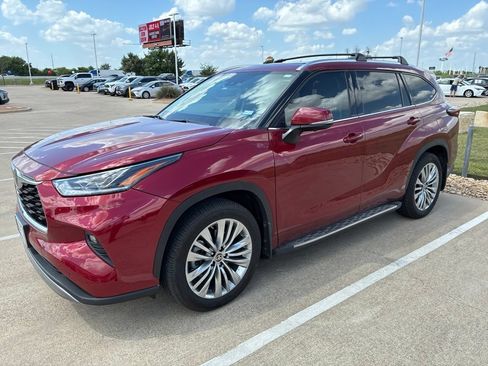 Used 2024 Toyota Highlander Platinum FWD image 4
