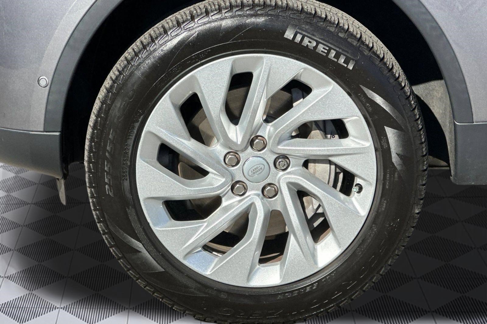 Used 2022 Land Rover Discovery S AWD/4WD image 13