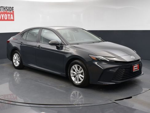 Used 2025 Toyota Camry LE image 6