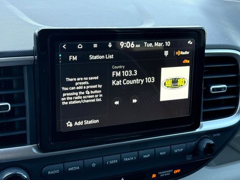 Used 2025 Hyundai Venue Limited image 18