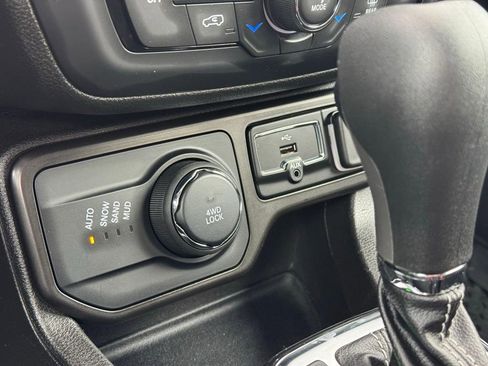 Used 2021 Jeep Renegade Latitude w/ Sun & Sound Group image 14