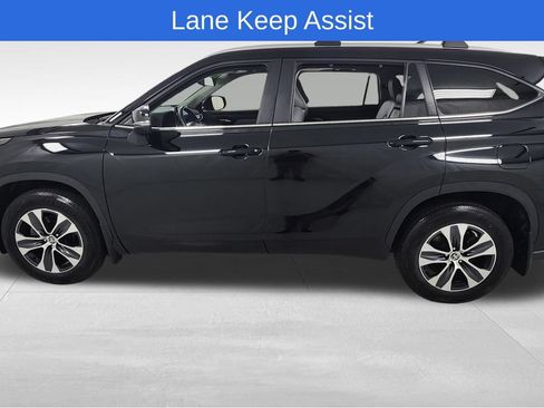 Used 2024 Toyota Highlander XLE AWD/4WD image 6
