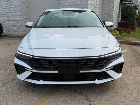 Used 2024 Hyundai Elantra Limited image 3