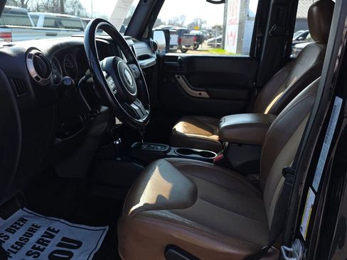 Used 2016 Jeep Wrangler Unlimited Sahara image 13