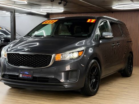 Used 2017 Kia Sedona LX w/ LX Essentials Premium Package FWD image 1