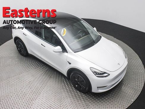 Used 2022 Tesla Model Y Long Range AWD/4WD image 3