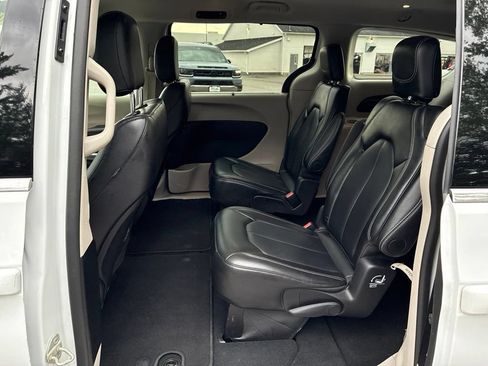 Used 2024 Chrysler Pacifica Touring-L FWD image 43