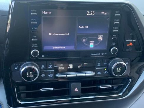 Used 2022 Toyota Highlander XLE AWD/4WD image 14