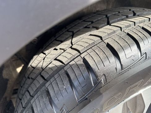 Used 2020 Toyota Highlander XLE image 49