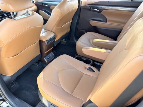 Used 2020 Toyota Highlander Platinum FWD image 25