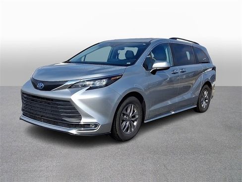 Used 2024 Toyota Sienna XLE image 1