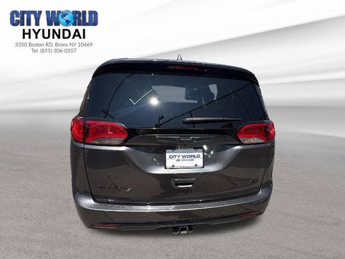 Used 2020 Chrysler Pacifica Touring-L AWD/4WD image 4