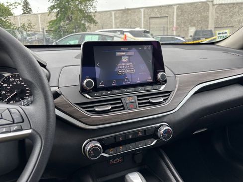 Used 2025 Nissan Altima 2.5 SV FWD image 17