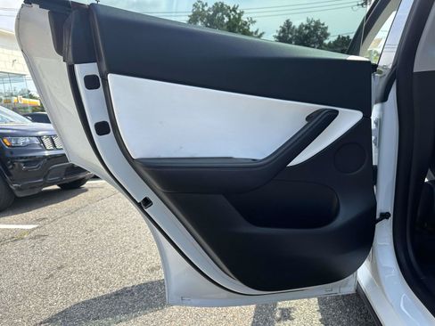 Used 2021 Tesla Model Y Long Range AWD/4WD image 17