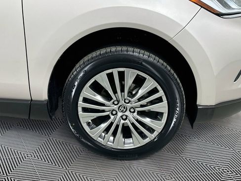 Used 2023 Toyota Venza XLE AWD/4WD image 11
