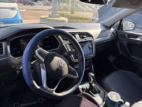 Used 2023 Volkswagen Tiguan SE w/ Panoramic Sunroof Package image 7