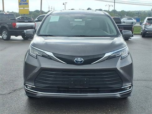 Used 2023 Toyota Sienna XLE image 9