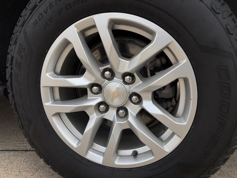 Used 2024 Chevrolet Suburban LT RWD image 11