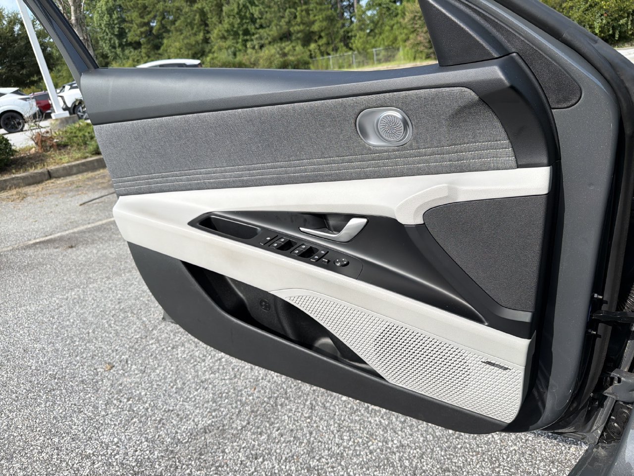 Used 2025 Hyundai Elantra Limited FWD image 15