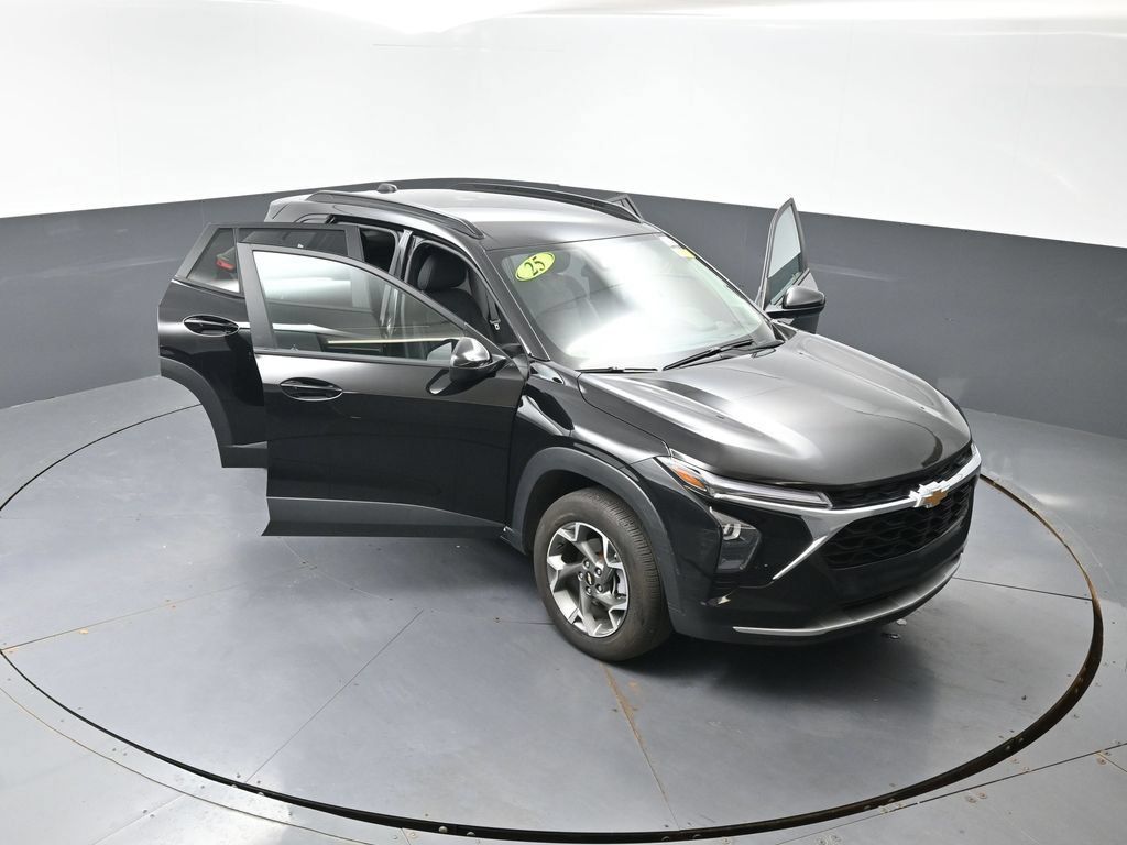 Used 2025 Chevrolet Trax LT FWD image 60