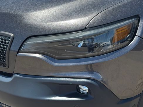 Used 2019 Jeep Cherokee Trailhawk AWD/4WD image 32