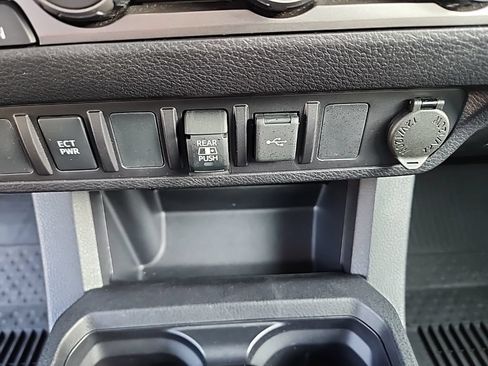 Used 2022 Toyota Tacoma SR5 AWD/4WD image 23