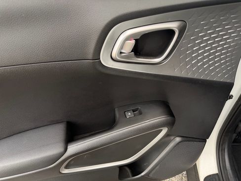 Used 2023 Kia Soul LX image 17