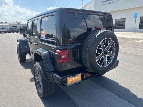 Used 2022 Jeep Wrangler Unlimited Sahara AWD/4WD image 3