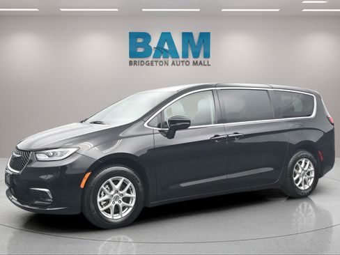 Used 2024 Chrysler Pacifica Touring-L FWD image 3