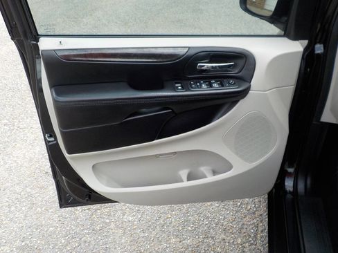 Used 2018 Dodge Grand Caravan SE w/ UConnect Hands-Free Group FWD image 14