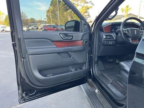 Used 2022 Lincoln Navigator Reserve AWD/4WD image 4