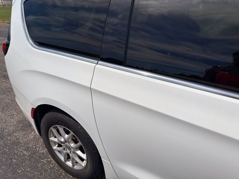 Used 2022 Chrysler Voyager LX FWD image 4