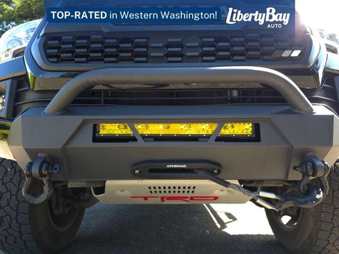 Used 2017 Toyota Tacoma TRD Sport AWD/4WD image 5