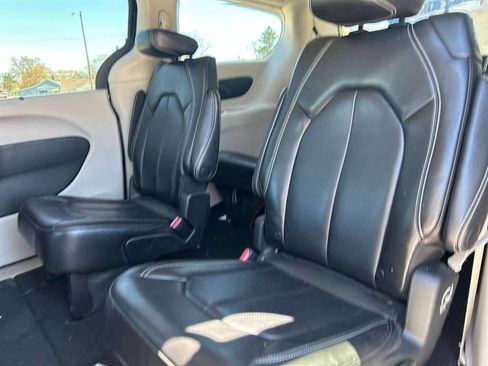Used 2023 Chrysler Pacifica Touring-L FWD image 16