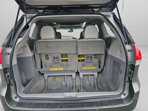 Used 2014 Toyota Sienna Limited w/ Limited Premium Package image 17