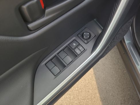 Certified 2022 Toyota RAV4 LE AWD/4WD image 13