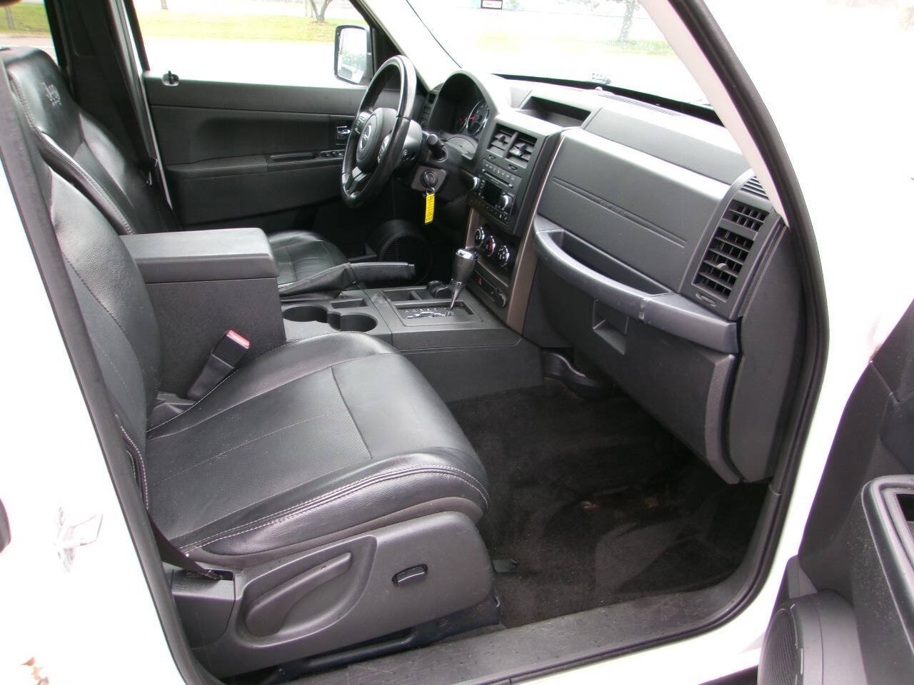 Used 2012 Jeep Liberty Sport AWD/4WD image 9