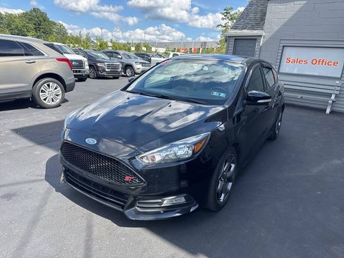 Used 2018 Ford Focus ST FWD image 3