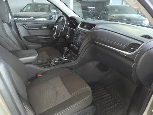 Used 2015 Chevrolet Traverse LT w/ Style and Technology Package FWD image 31